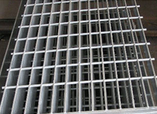 鋼格板 工業(yè)基建的堅(jiān)固基石與現(xiàn)代設(shè)計(jì)的靈活元素